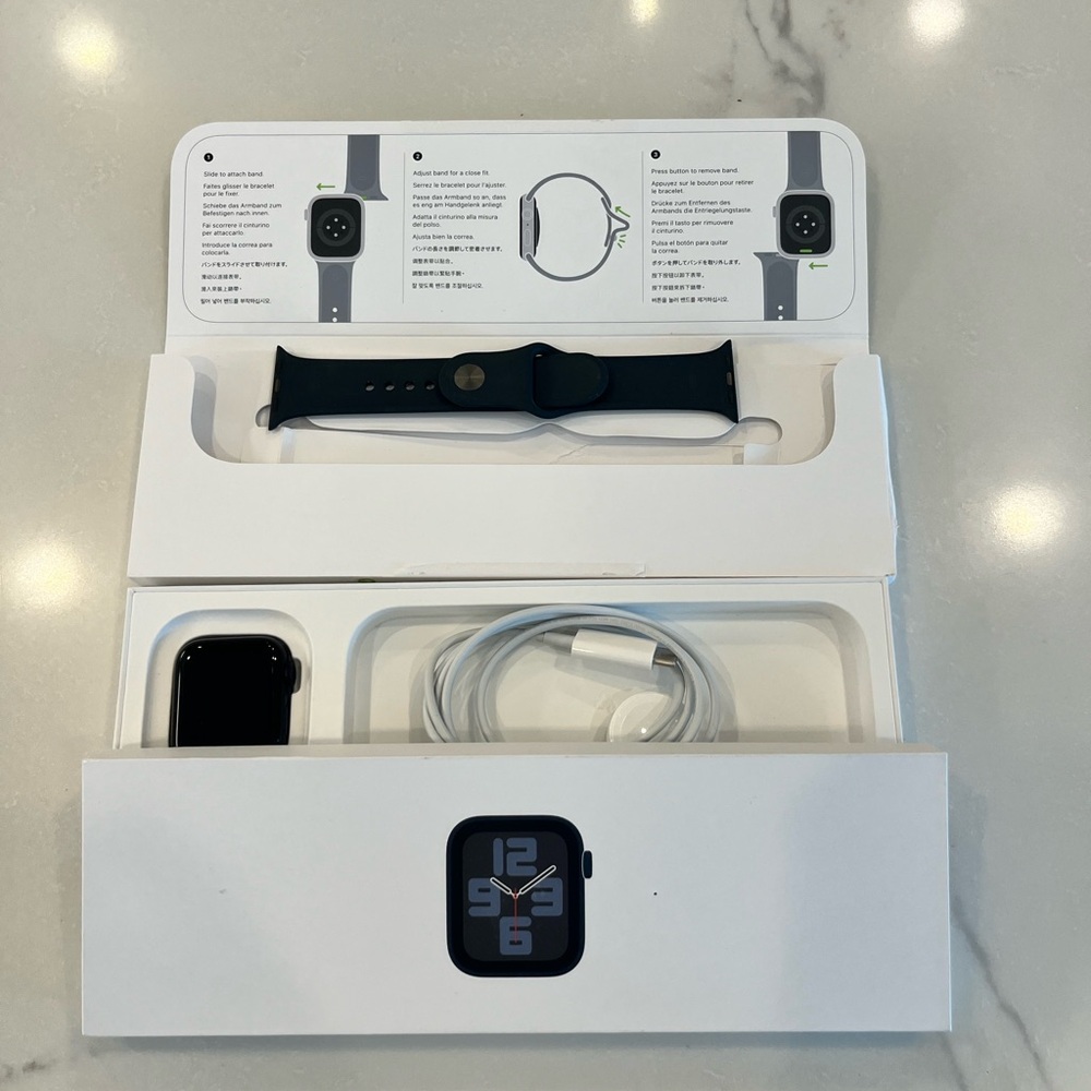 Apple Watch SE (gen 2) 40mm Midnight Al Mid SB S/M GPS